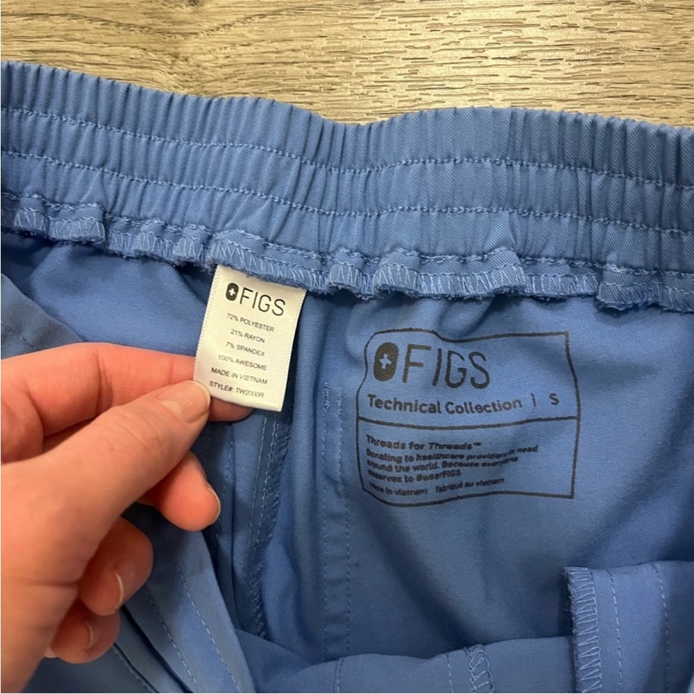 2 pairs of Figs scrub pants - Picture 5 of 6